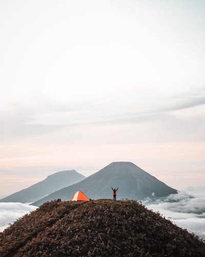 人站在山
